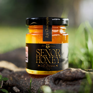 Abrir la imagen en la presentación de diapositivas, El sabor más picante de todos. Nuestra miel picante premium con sabor al ají charapita te va a encantar. Es un picante potente que potencia los sabores de tus comidas. No te quedes sin probarlo.
